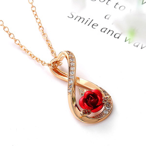 Collana con Ciondolo Rosa Dorata per Donna, Design Romantico con Cristalli e Strass, Catena a Maglia Quadrata per Uso Quotidiano - Product Image 1