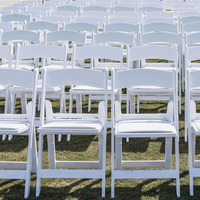 Chaise pliante en résine blanche rembourrée, empilable, capacité 650 lb, pour événements, mariages et fêtes en extérieur – Vente en gros