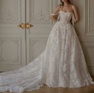 Elegante <span class=keywords><strong>Vestido</strong></span> <span class=keywords><strong>de</strong></span> <span class=keywords><strong>Novia</strong></span> Blanco con Encaje, Escote en Forma <span class=keywords><strong>de</strong></span> Corazón y Cola Larga, Estilo Formal - Product Image 1