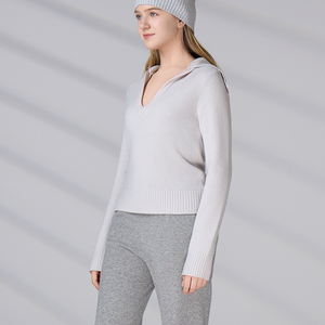 Pull en tricot décontracté à manches longues en laine pour femme, col large beige clair, col en V, idéal pour le bureau et les superpositions - Product Image 4