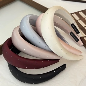 Serre-tête large en satin avec strass et points, léger et rembourré, pour usage quotidien - Product Image 1