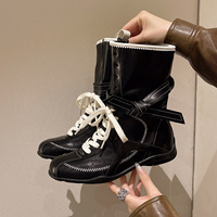 Botas de moto de media pantorrilla de cuero con patchwork para mujer OEMODM, con cordones blancos en contraste, cremallera lateral y costuras retro, estilo combate urbano.