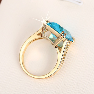 Anello con taglio rotondo e montatura a griffe, elegante gioiello scintillante da donna - Product Image 3