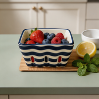 Keranjang Buah Keramik OEM Custom dengan Pola Garis, Saringan Buah, Mangkuk Berlubang untuk Grosir Amerika Utara, Toko Hadiah