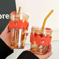Gobelets en verre de haute qualité avec logo, dotés d'une paille, pour la promotion en ligne comme cadeau promotionnel tendance.