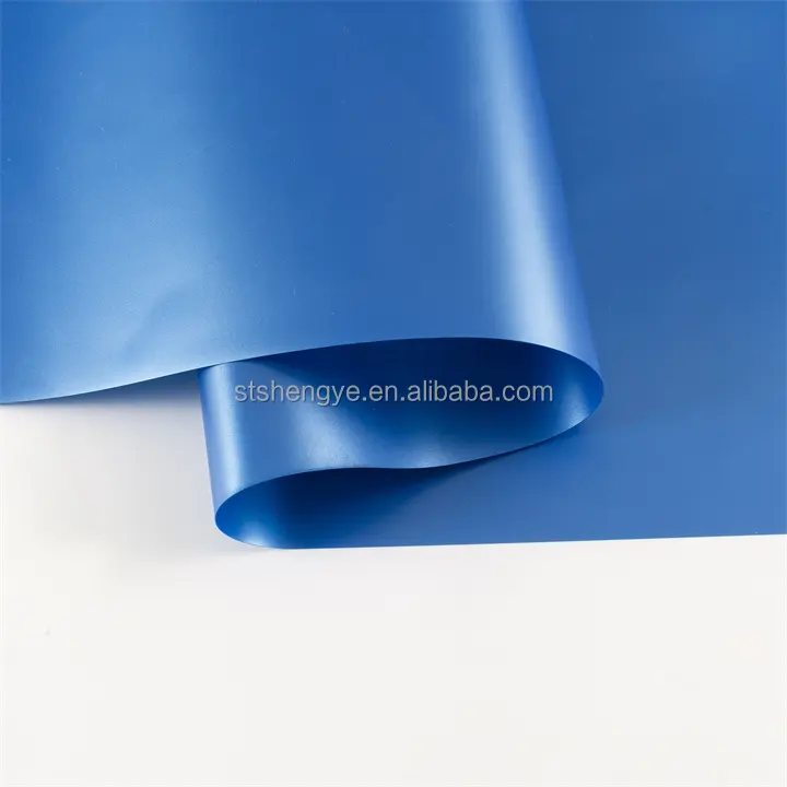 Filme de PVC macio de cor azul, preço de fábrica barato, folha de filme de PVC colorido em relevo azul, filme plástico de PVC para embalagem