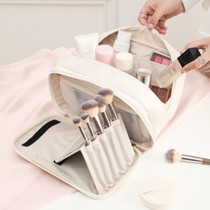 Bolsa de maquillaje de gran capacidad con bolsillos para brochas, estuche cosmético impermeable para uso diario, color sólido blanco y rosa - Product Image 1