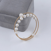 Bracelet en perles d'eau douce au design simple pour femmes