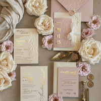 Cartes d'invitation de mariage de luxe - Enveloppe rose avec design gaufré/découpé/estampé à l'or - Noms et texte personnalisables - Papier rectangulaire
