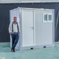 Unité de toilettes préfabriquée portable à double compartiment avec portes verrouillables, éclairage et lavabo