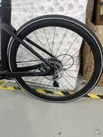 Vélo de route aérodynamique en fibre de carbone haute performance avec passage de câbles entièrement intégré pour la course sur route professionnelle