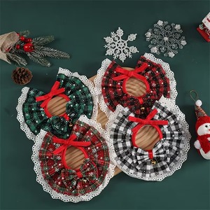 Bavoir de Noël pour chat en dentelle florale avec col à nœud papillon, serviette anti-vomissement pour animaux de compagnie, accessoires pour chatons pour les fêtes de Noël, cadeau mignon pour animaux de compagnie pour les fêtes - Product Image 1