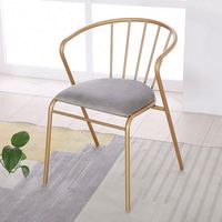 Ensemble table et chaises nordiques pour balcon, idéal pour les espaces de loisirs, les salons de thé et les boutiques de desserts.