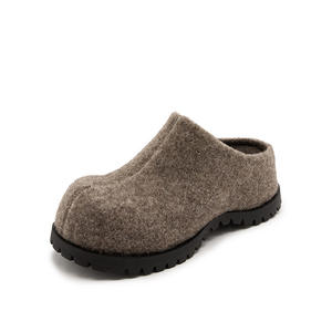 The Final Clog-Style Pantoufles orthopédiques en bois tendre Design à semelle plate - Product Image 1