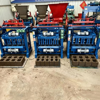 Machine à fabriquer des blocs de béton pour la production de briques creuses pour murs de bâtiments dans une petite briqueterie