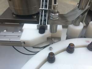 Remplisseuse et Étiqueteuse Automatique 110V/220V à 2 Buses pour Bouteilles en Verre de 30ml, 50ml, 60ml (Boissons, Produits Chimiques, Essences, Huiles Essentielles) - Product Image 2