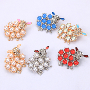 Broche vintage en forme de mouton avec perles et strass en cristal, épingle de revers mignonne en forme d'agneau, bijou fantaisie animalier, cadeau pour femme - Product Image 1