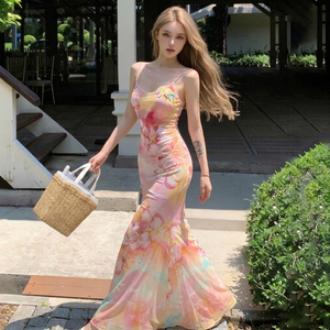 เดรสยาวทรงเข้ารูป สายเดี่ยว ผ้าตาข่ายพิมพ์ลายดอกไม้ดิจิทัล เอวสูง ยืดหยุ่นได้ดี ทรงบอดี้คอน ปลายหางปลา เหมาะสำหรับวันพักผ่อน - Product Image 6