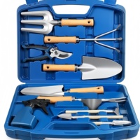 Ensemble d'outils de jardinage multifonctionnels verts : pelle, râteau, cisailles, arrosoir et autres outils à main polyvalents