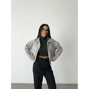 Chaqueta Corta Reversible de Cachemira Gris Otoñal con Capucha, Cremallera, Flecos, Lentejuelas, Apliques y Decoraciones de Plumas, Estilo Bomber Varsity - Product Image 1