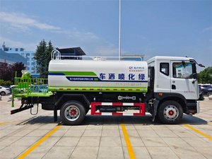 Camión Cisterna de Agua Dongfeng 4X2 de 12m³ a Precio Competitivo para Limpieza de Carreteras, Jardinería y Control de Polvo - Product Image 5