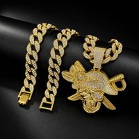Collier chaîne cubaine avec pendentif crâne de pirate en alliage et strass, style hip-hop, avec chapeau et épée, bijoux tendance, en stock, vente en gros
