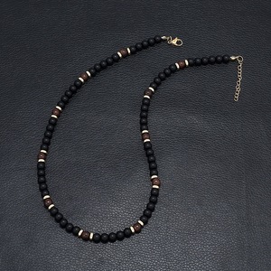 Collier tendance pour homme en perles de verre noires, design simple et rond, chaîne dorée et blanche, accessoire de mode estival - Product Image 2