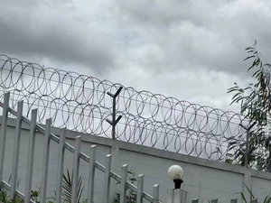 <b>Hot</b> Dipped Galvanized Concertina Razor Barbed Wire BTO22 450MM & 700MM Sizes Made of Steel Wire - Product Image 6