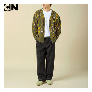 Suéter Cárdigan de Punto Jacquard con Flores Verdes, 100% Algodón, para Hombre, Certificado GRS, con Logotipo Personalizado y Cierre de un Solo Botón - Product Image 3