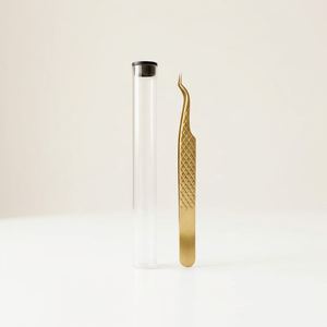 Pince à épiler courbée plaquée or avec pointe lisse et tube de rangement protecteur - Product Image 6