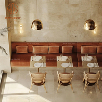 Ensemble de meubles modernes pour restaurant, café, tables à manger en marbre avec chaises en rotin et banquette en tissu orange pour café