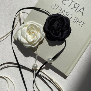 Collier ras du cou fleuri avec perle d'eau douce, style vintage pour femme, à porter au quotidien - Product Image 5