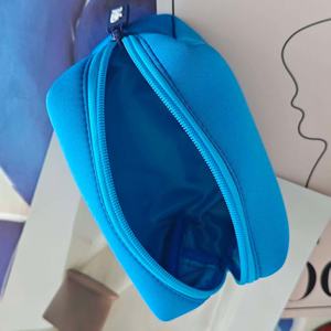 Bolsa de maquillaje de neopreno hecha a mano impermeable 3D silicona Logo bolsa con cremallera - Product Image 5