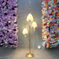 Lampe sur pied en métal doré à 3 têtes Magnolia pour allée de mariage, avec décorations suspendues en cristal, idéale pour la location commerciale