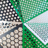 Plaque métallique perforée à trous hexagonaux, haute résistance et décorative, facile à traiter pour les barrières acoustiques et les façades de bâtiments