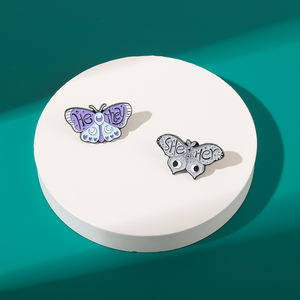12 Styles Butterfly Pronomen Beste Emaille Pins Benutzer definiert SIE IHN ER IHN SIE SIE SIE Broschen Revers Abzeichen Pin Hard - Product Image 2