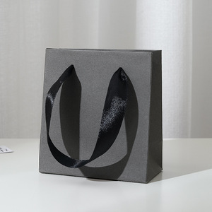 Caixa de Embalagem para Joias Luxo Leve Preto Cinza com Tampa e Fundo, Saco de Flanela e Detalhes em Bronze - Product Image 6