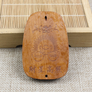 Colgante de madera de melocotón tallada de Lianlian, dios de la riqueza, 45x66x10mm, adorno en relieve de estilo chino para decoración del hogar - Product Image 2