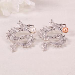 เข็มกลัดชุดสูทผู้ชายลายมังกรจีนประดับเพชรและมุกน้ำจืด สำหรับงานแต่งงาน เข็มกลัดเสื้อแจ็คเก็ต งานประณีต - Product Image 1