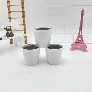 Pot de fleurs en plastique blanc avec couvercle 5,5 pouces, style simple, pour plantation intérieure et extérieure, décoration de jardin - Product Image 1