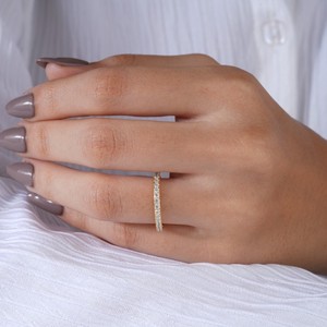 Bague fine élégante en or avec pierres claires scintillantes, design minimaliste classique pour femme, à porter au quotidien, cadeau d'anniversaire - Product Image 5