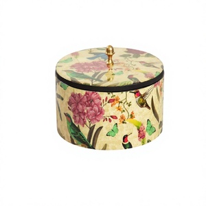 Boîte à chapati ronde au design tendance, en bois fait main avec décorations Meena, avec bouton, à prix abordable - Product Image 1