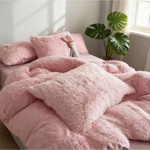 Nordic Minimalist <b>Modern</b> Style Pink Heart-shaped Plush <b>Duvet</b> <b>Cover</b> Set, Comfortable and Warm, INS Home Bedding - Product Image 2
