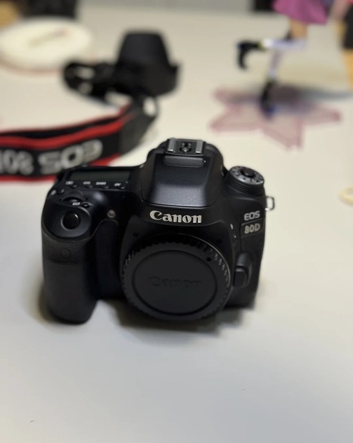 80D Cheap DSLR Camera 24MP APS-C CMOS Sensor Full HD Video SD Card Rotating 2-3" Touch Screen for Portrait Photography