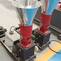 Machine de fabrication d'aliments pour animaux à rouleaux pour la production d'aliments pour poulets dans les fermes et les petits ateliers