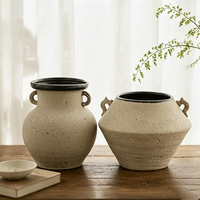 Paire de vases vintage en poterie mate marbrée, faits à la main, avec deux poignées, en argile neutre, style oriental Wabi Sabi, pour décoration de table en bois