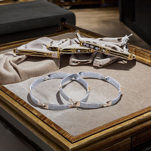 กำไลข้อมือเงินทรงเพรียวบางมีสไตล์ พร้อมลวดลายดอกไม้สลักอย่างประณีต น้ำหนักเบา 30 กรัม ประดับด้วยเพชรซิร์คอน เครื่องประดับ RG - Product Image 1