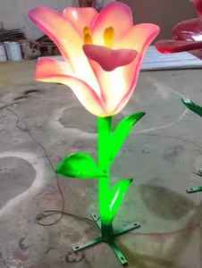 Escultura luminosa de tulipanes para exteriores, ideal para exhibiciones en entradas de parques y escenas nocturnas en jardines botánicos. - Product Image 1