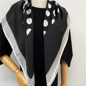 Foulard Quadrato in Pura <span class=keywords><strong>Seta</strong></span> 90*90cm, Motivo Floreale Classico Bianco e <span class=keywords><strong>Nero</strong></span>, Sciarpa Primaverile ad Asciugatura Rapida, Regalo per Donna - Product Image 2