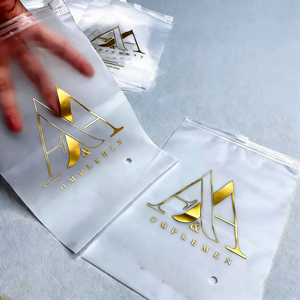 Bolsas de Plástico Personalizadas con Logotipo Impreso para Ropa, con Cierre Deslizante, para Camisetas y Ropa Interior, Acabado Mate Esmerilado - Product Image 1